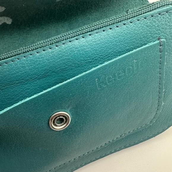 Leather Keecie wallet with a silkscreen of a cat chasing a bird on the inside - Picture 12 of 16